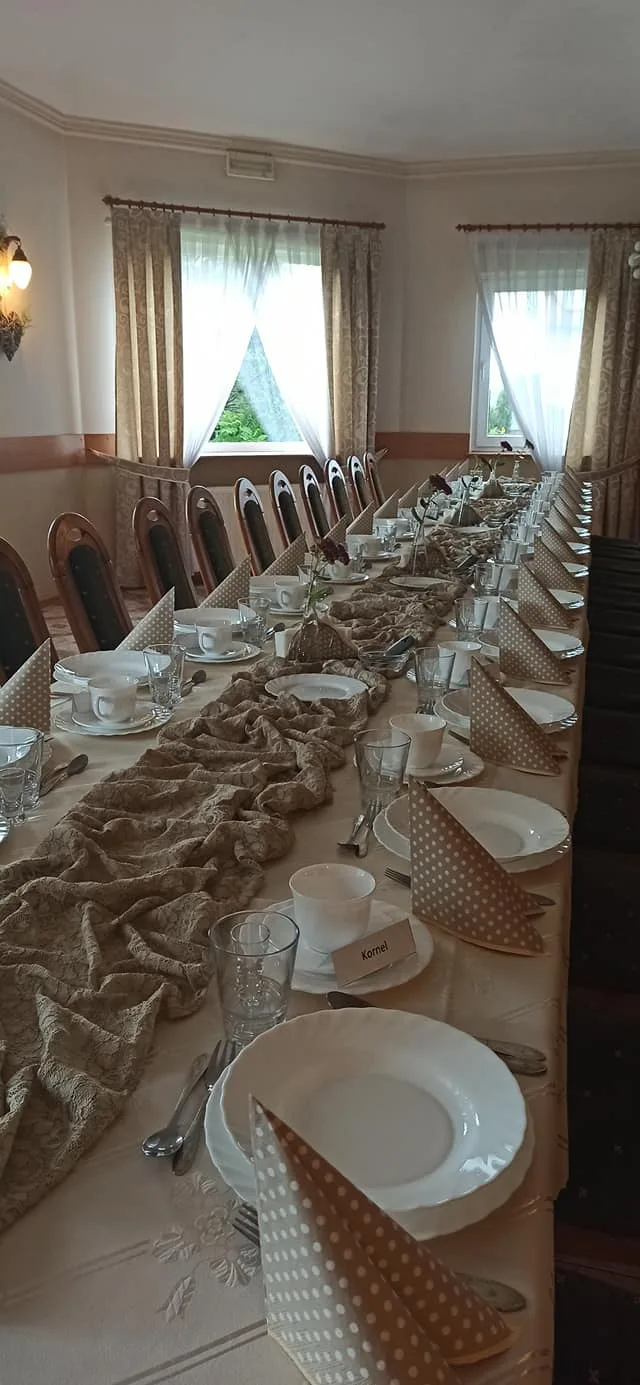 Wnętrze sali weselnej gotowe na przyjęcie gości